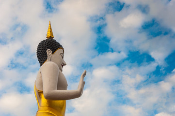 Obraz premium Buddha statue against blue sky
