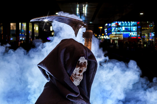 ein Skelett mit Sense ist nachts in einer Stadt unterwegs, es symbolisiert den Tod
