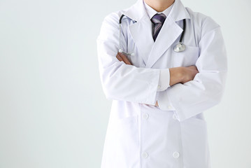 腕組みする男性医師