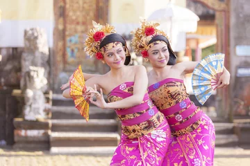 Poster BALI - 6 maart 2017: meisje die traditionele Indonesische dans uitvoert bij Ulun Danu-tempel Beratan Lake in Bali Indonesië op 6 maart 2017 in Bali, Indonesië. © rueangrit
