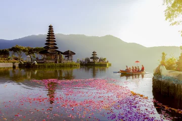 Fotobehang Bali Beratan Lake in Bali, Indonesië, 6 maart 2017: Balinese dorpelingen die deelnemen aan de traditionele religieuze hindoe-processie in de Ulun Danu-tempel Beratan Lake in Bali, Indonesië