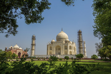 Obraz premium Agra, Uttar Pradesh, India - May 2016 : Restoration work in the Taj Mahal complex on May 20, 2016, in Agra, Uttar Pradesh, India.
