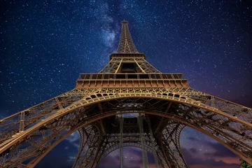 Foto auf Glas Der Eiffelturm bei Nacht in Paris, Frankreich © ValentinValkov