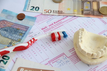 Heil- und Kostenplan mit Bonusheft und Geldscheinen