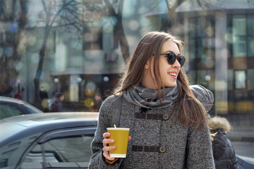 Obraz premium Business lady goes to work with a cup of coffee