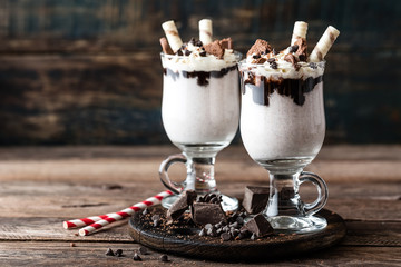 délicieux milk-shake avec crème glacée, chocolat et biscuits