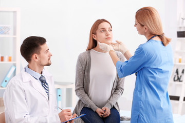 Obraz premium Beautiful young woman at doctor's office