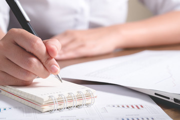 Naklejka premium Female office employee writing on memo