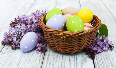 Obraz na płótnie Canvas easter eggs and fresh lilac flowers