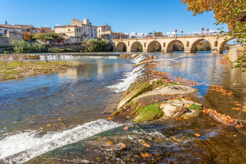 pont romain de Sommières sur le Vidourle, Gard, France  - obrazy, fototapety, plakaty