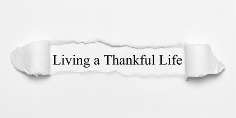 Obraz premium Living a Thankful Life on white torn paper
