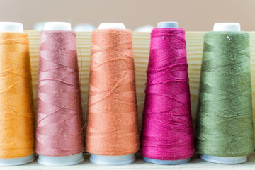 Nici nawinięte na szpulki