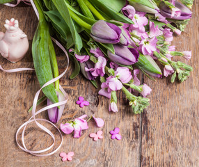 Arrangement aus Levkojen und Tulpen auf alter Tischplatte, Makro quadratisch von oben