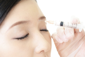 Naklejka premium 美容注射を受ける女性