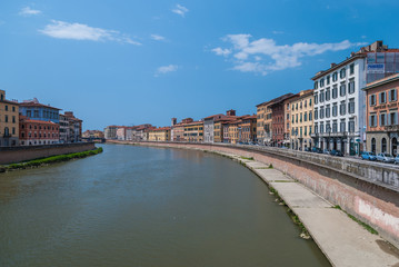 Obraz premium Colorful Italian buildings on the bank of the river Arno in Pisa
