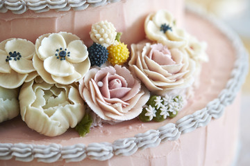 Cake decorated with sugar flowers 