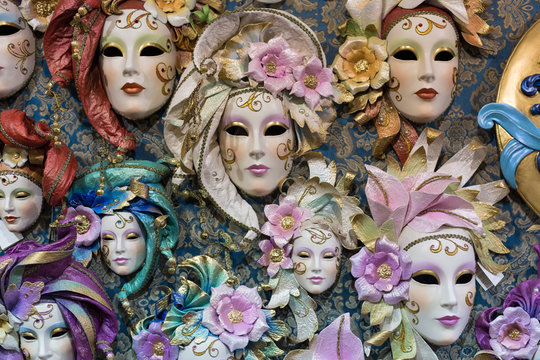 Maschere decorative veneziane in esposizione