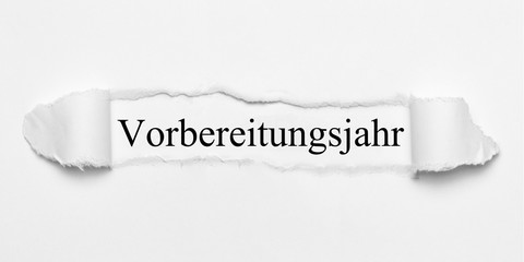 Vorbereitungsjahr auf weißen gerissenen Papier