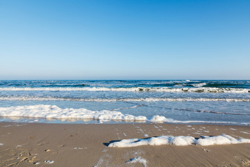 небольшие волны на берегу моря