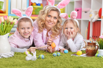 Obraz premium Happy family preparing for Easter