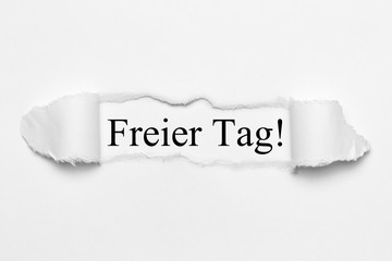Freier Tag! auf weißen gerissenen Papier