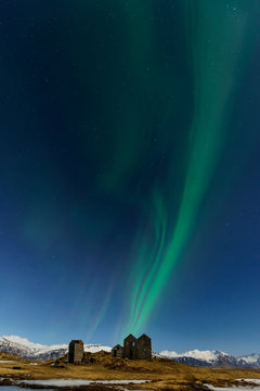 Espetacular Aurora boreal na Islandia. Paisagem nocturna de maravilhosa beleza natural.