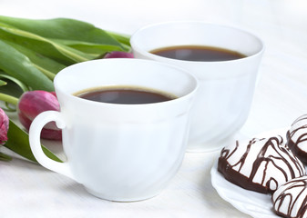 Утренний кофе с пирожным и тюльпанами в выходной день.