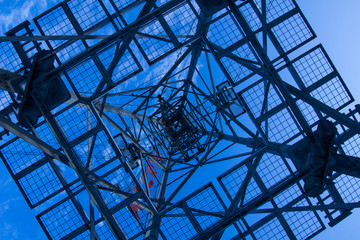 真下から見た鉄塔