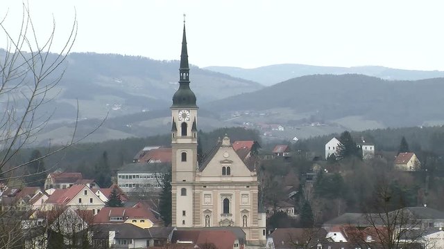 Blick auf Pischelsdorf am Kulm im oststeirischen Hügelland mit der Kirche im Mittelpunkt (Totale)