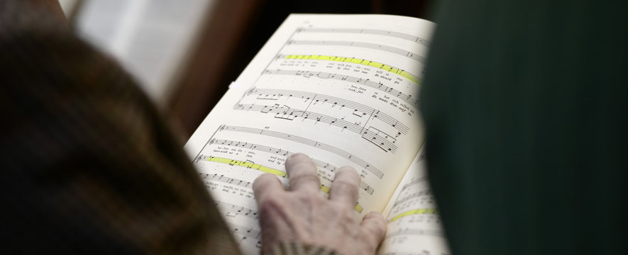 Hand und Noten bei Chorprobe