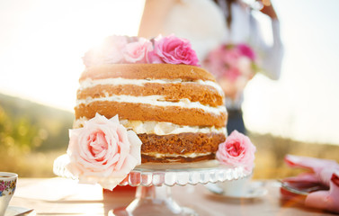 Obraz na płótnie Canvas Wedding cake decorated with roses