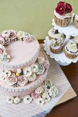 Cake decorated with sugar flowers 
