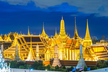 Obraz premium Bangkok skyline,Wat Phra Kaew the famous place in Bangkok, temple of the emerald Buddha and Grand Palace in Bangkok, Thailand