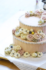Obraz na płótnie Canvas Cake decorated with sugar flowers 