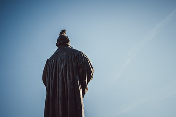 Martin Luther Statue auf dem Anger, Erfurt von hinten mit Taube