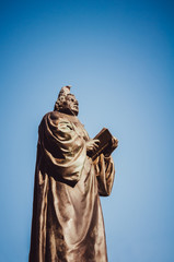Fototapeta premium Martin Luther Statue auf dem Anger, Erfurt mit Taube