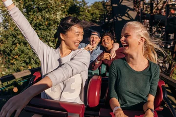 Foto op Plexiglas Vrienden genieten en juichen op achtbaan © Jacob Lund