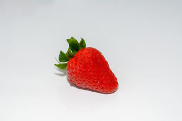 eine Erdbeere vor weissem Hintergrund mit Textfreiraum