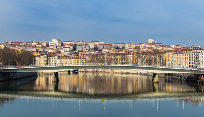 Obraz premium Bridge reflection on river
