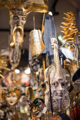 Maschera veneziana a forma di violino in primo piano