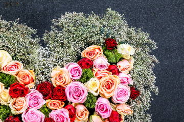 Fototapeta na wymiar Beerdigung mit Grabschmuck aus Rosen
