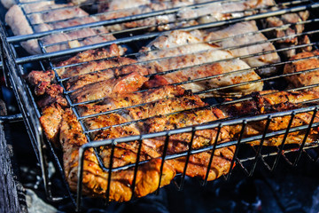 Приготовление мяса на решетке на открытом огне. Готовка шашлыка