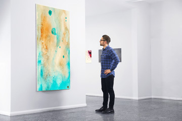 Obraz premium Young man in modern art gallery