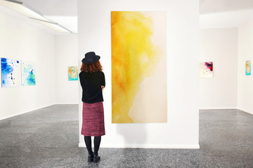 Young woman in modern art gallery - obrazy, fototapety, plakaty
