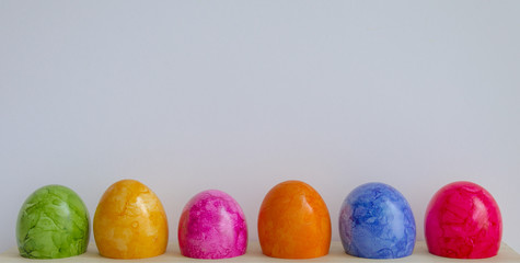 Ostereier, nebeneinander, in einer Reihe, bunt, Hintergrund weiß, Textfreiraum