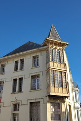 Fototapeta na wymiar Maison ancienne avec bow window et toit triangulaire.