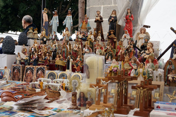 Fototapeta na wymiar Devotionalien - Sonntagsmarkt in Teror rund um die Basilika