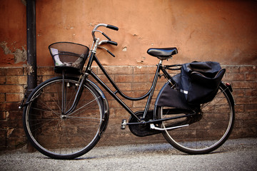 Fototapeta na wymiar Old retro bicycle with basket in Italy