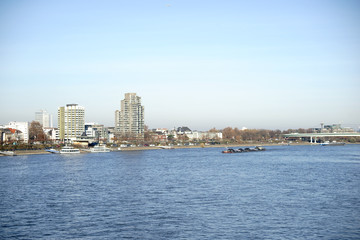 Fototapeta na wymiar Rheinschifffahrt Köln / Schiffe liegen in Köln vor Anker beziehungsweise befahren den Fluss Rhein.