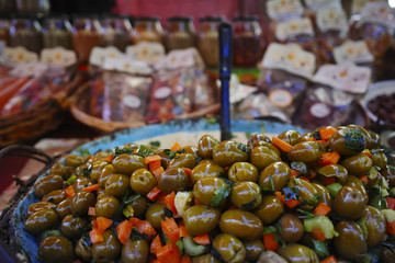 シチリアシラクーサオルティージャ島市場のオリーブ